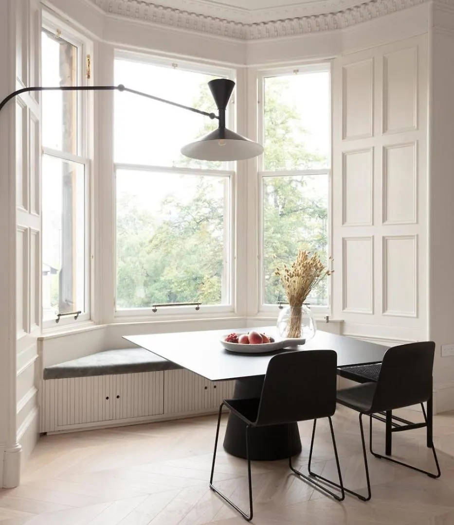 Stunning 3-Bed Castle Views In Historic Edinburgh Apartman 0*,
