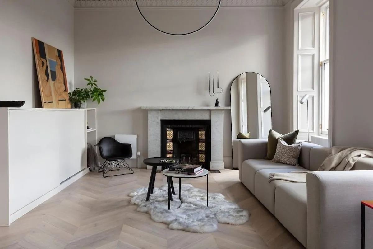 Stunning 3-Bed Castle Views In Historic Edinburgh Apartman